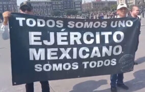 Militares retirados marchan al Zócalo para exigir mejores pensiones y servicios médicos