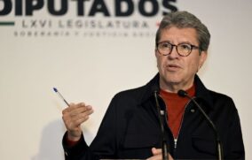 Monreal pide respetar plazos constitucionales para reforma electoral