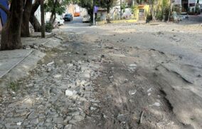 La calle Guayaba llena de hoyos en Tlaquepaque