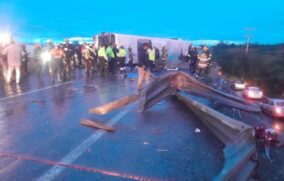 Volcadura de camión en Apodaca deja ocho muertos y al menos 58 lesionados