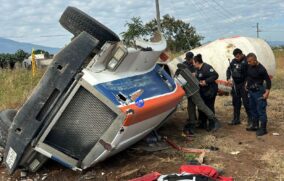 Camión vuelca en Amatitán; rescatan con vida al conductor