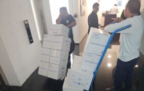 Senadores de Morena reparten miles de libros “Grandeza” como obsequio navideño