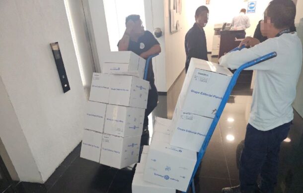 Senadores de Morena reparten miles de libros “Grandeza” como obsequio navideño