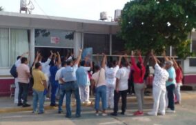 Trabajadores del ISSSTE Tehuantepec protestan por incumplimiento de plazas y falta de medicamento