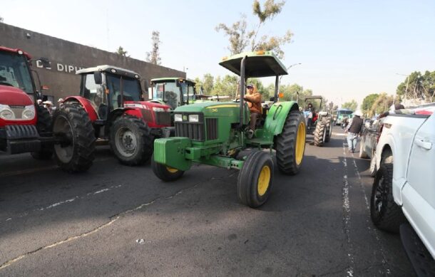 Campesinos bloquean San Lázaro en protesta por Ley de Aguas