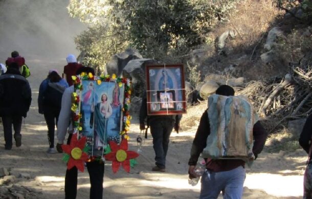 Peregrinos poblanos cruzan Paso de Cortés rumbo a la Basílica
