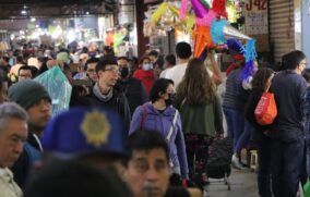 Tapatíos abarrotan negocios, tianguis y mercados en víspera navideña