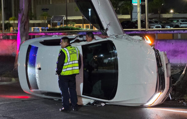 Conductor ebrio vuelca su vehículo en López Mateos; viajaba con su hija de 16 años