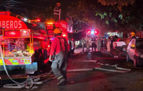 Incendio consume vivienda en la colonia Echeverría; un hombre resultó lesionado