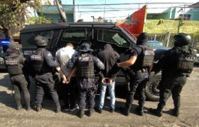 Detienen a dos presuntos extorsionadores en GDL