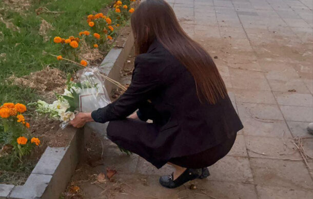 A un mes del asesinato de su esposo, alcaldesa de Uruapan acude al sitio del ataque y reafirma su lucha