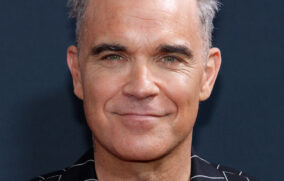 Robbie Williams sorprende en sorteo del Mundial con el himno oficial de la FIFA