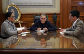 Sheinbaum invita al Papa León XIV a visitar México en llamada telefónica