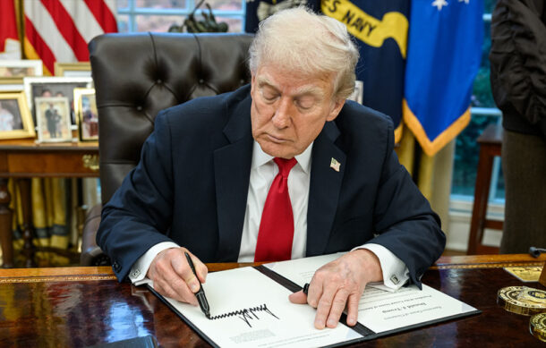 Trump firma decreto para pagar a agentes de TSA