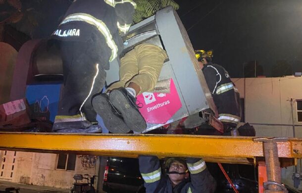Rescatan a hombre atrapado dentro de contenedor de basura en GDL