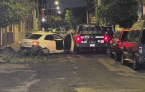 Persecución por robo de autopartes deja un detenido y vehículos dañados en Guadalajara