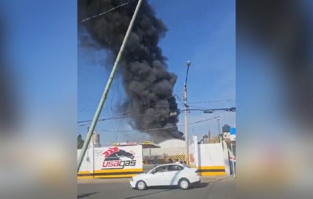 Incendio en bodega provoca desalojo de 70 familias en Ecatepec