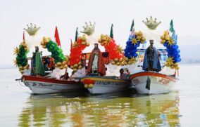 Miles acompañan a los Reyes Magos por la Laguna de Cajititlán