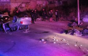 Volcadura y choque posterior dejan un motociclista lesionado en Tabachines