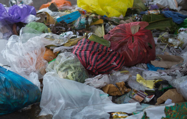 Vecinos de la colonia Lomas de Oblatos contaminan banquetas
