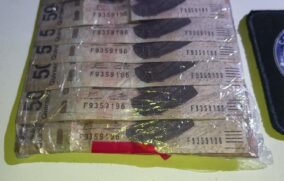 Detienen en GDL a joven por usar billetes falsos en una compra-venta
