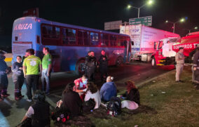 Choque entre tráiler y camión de personal deja 25 lesionados en Periférico Sur