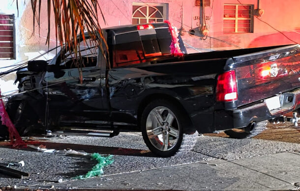 Camioneta derriba poste y deja sin luz a Huentitán El Alto; conductor huye