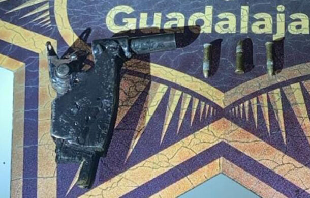 Detienen a hombre con arma artesanal tras sorprenderlo orinando en la vía pública