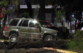 Muere conductor tras impactarse contra un árbol en Lomas de Zapopan; investigan posible mal súbito