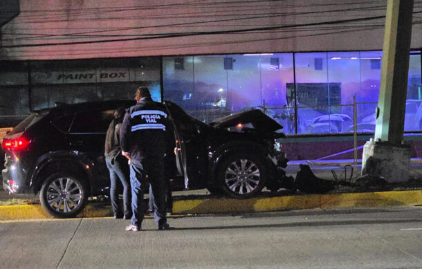 Conductor salva la vida tras chocar contra poste del C5 en López Mateos