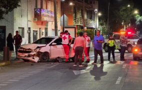 Conductora presuntamente ebria provoca choque contra taxi de plataforma en Oblatos