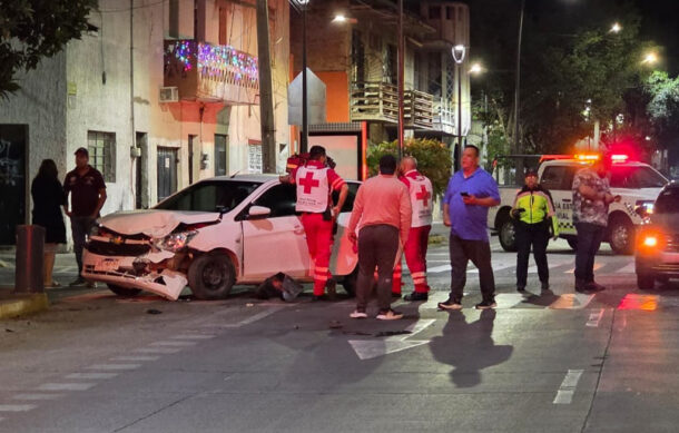 Conductora presuntamente ebria provoca choque contra taxi de plataforma en Oblatos