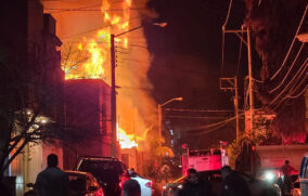 Incendio en bodega de tarimas alarma a vecinos en La Granja; no hubo heridos