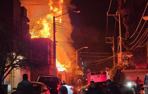 Incendio en bodega de tarimas alarma a vecinos en La Granja; no hubo heridos