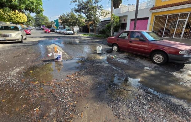 Denuncian fuga de agua potable en colonia El Mirador