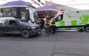 Choque entre camioneta y Macrobús deja tres lesionados en Gobernador Curiel