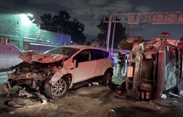 Mueren dos personas tras volcadura en la autopista México-Pachuca