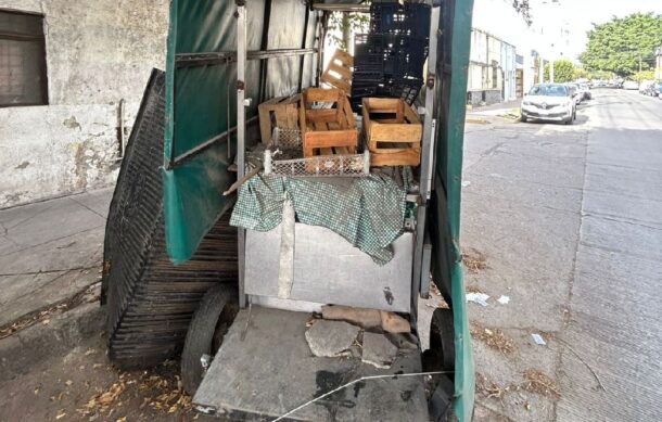 Puesto callejero abandonado genera foco de infección en Guadalajara