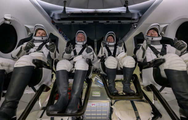 La nave Dragon de la misión Crew-11 ameriza en  California tras emergencia médica