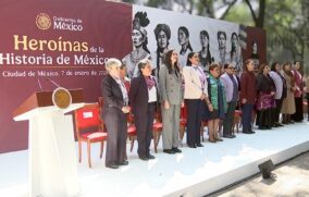 Sheinbaum devela esculturas de mujeres indígenas en Paseo de la Reforma
