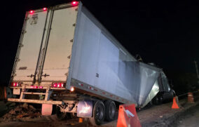 Tráiler se parte en dos en incorporación de Periférico a Carretera Chapala y provoca cierre vial