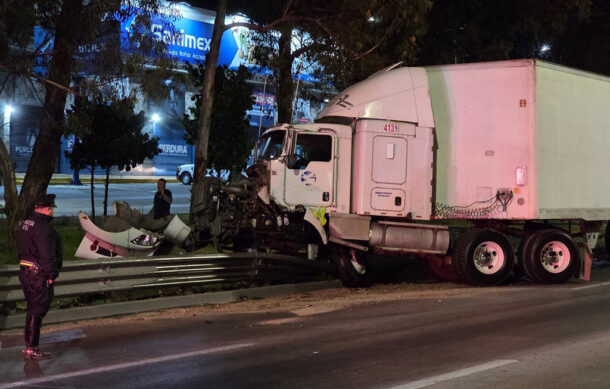 Riña vial provoca aparatoso choque entre tráiler y auto compacto en Periférico Poniente
