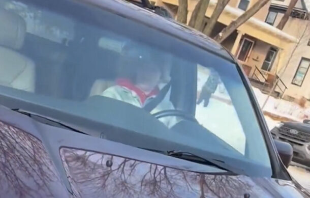 Video reaviva polémica por muerte de mujer baleada por agente del ICE en Mineápolis