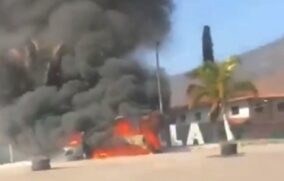 Incendian vehículos y sucursal del Banco del Bienestar en Aguililla