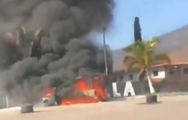 Incendian vehículos y sucursal del Banco del Bienestar en Aguililla