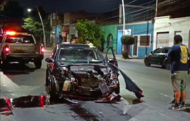 Aparatoso choque se registra en la colonia Reforma de GDL