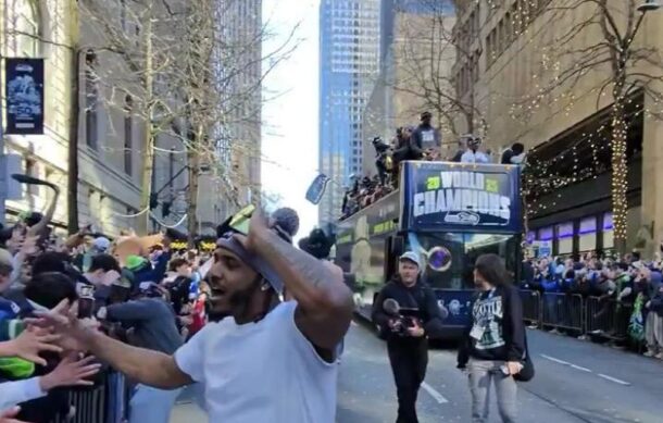 Los Halcones celebran con su afición el campeonato del Super Bowl LX