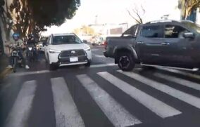 Habitantes de Pueblo Quieto bloquean avenida Mariano Otero