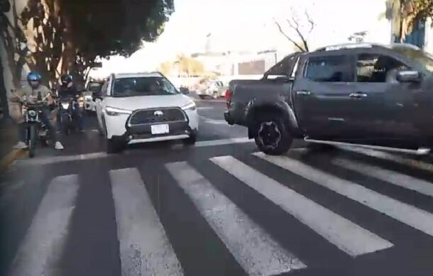 Habitantes de Pueblo Quieto bloquean avenida Mariano Otero