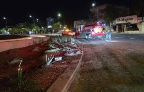 Camioneta se impacta contra la Glorieta de la Minerva y causa daños en jardineras